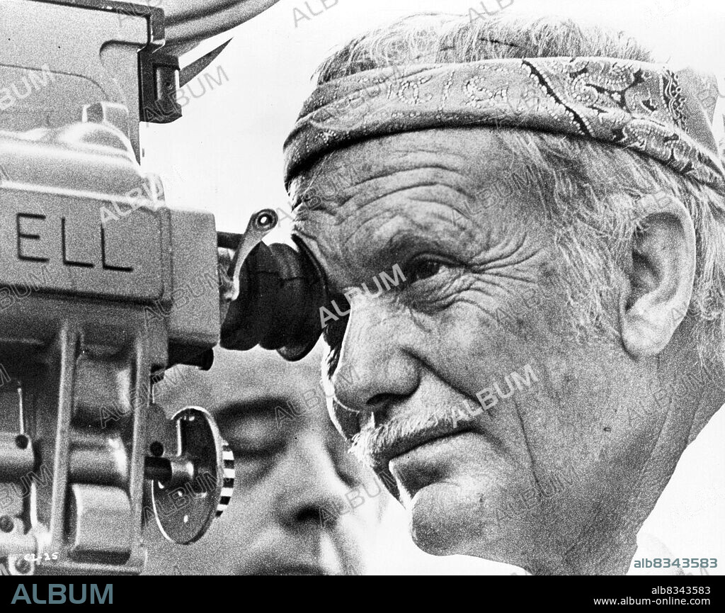 SAM PECKINPAH en LA CRUZ DE HIERRO, 1977 (CROSS OF IRON), dirigida por SAM PECKINPAH. Copyright AVCO EMBASSY.