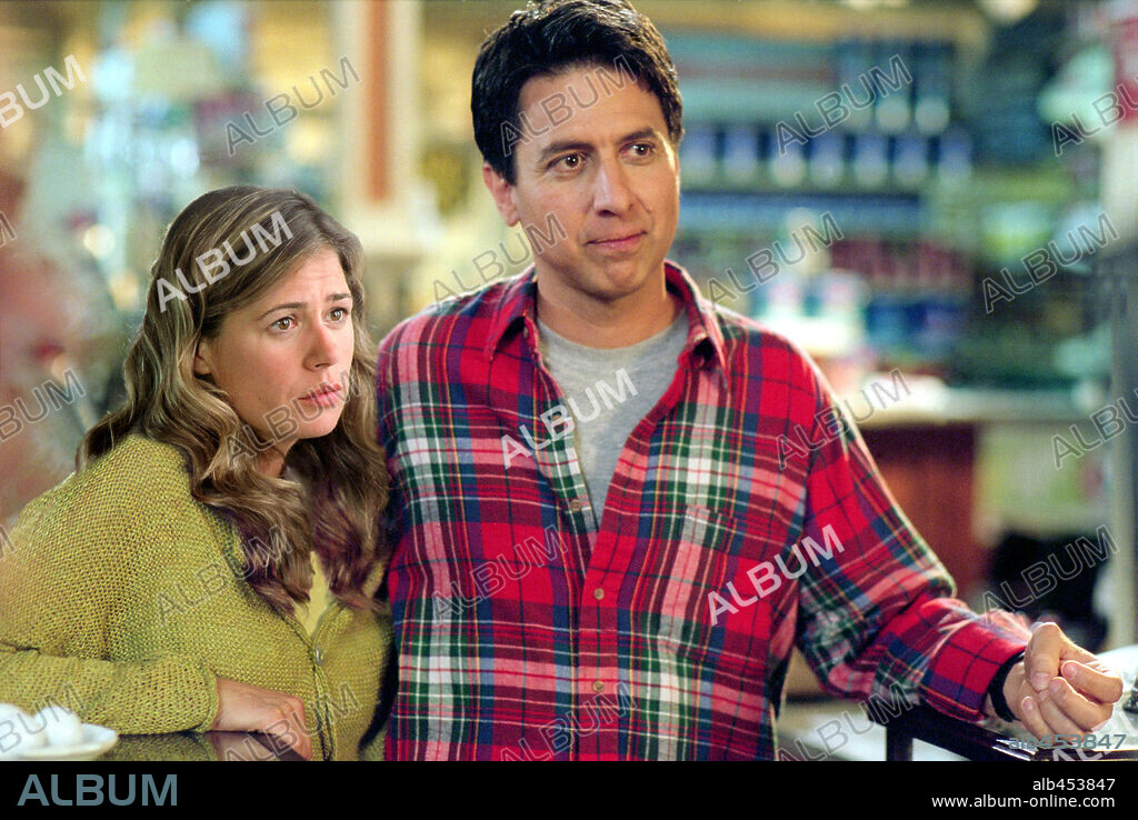 MAURA TIERNEY und RAY ROMANO in WELCOME TO MOOSEPORT, 2004, unter der Regie von DONALD PETRIE. Copyright 20TH CENTURY FOX / HAYES, KERRY.