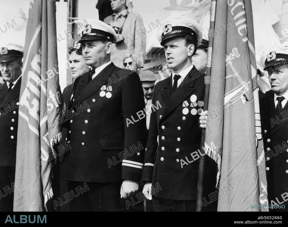 Geschichte:. Deutschland / DDR. Übergabe des FDGB-Urlauberschiffs "Fritz Heckert": Mitglieder der Besatzung mit den Wettbewerbsfahnen der Roten Brigaden. Foto, 15.4.1961.