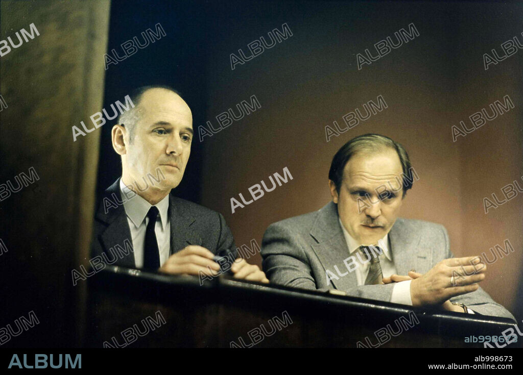 ULRICH MUEHE und ULRICH TUKUR in DAS LEBEN DER ANDEREN, 2006, unter der Regie von FLORIAN HENCKEL VON DONNERSMARCK. Copyright BAYERISCHER RUNDFUNK / KELLER, HAGEN.