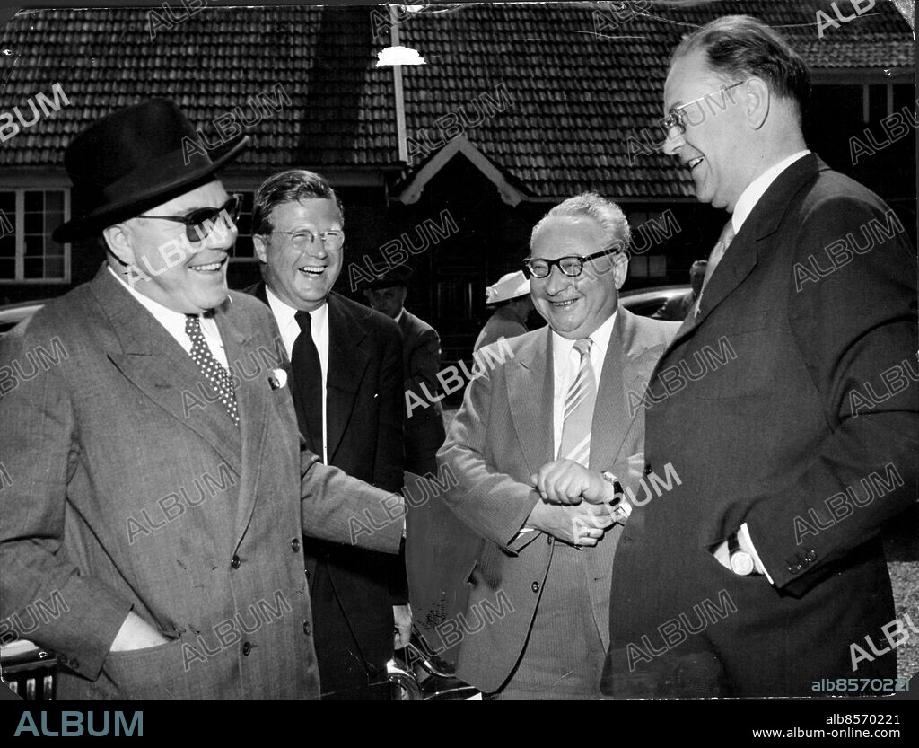 Röstånga 1954-06-08. Danske statsministern Hans Hedtoft skämtar med landshövding G A Widell, tyske politikern Erich Ollenhauer och statsminister Tage Erlander (S) under en träff på Röstånga Gästis, Gästgivaregård i Skåne. Foto Ture Hellström / Sydsvenskan / SCANPIX. **OUT Kvällsposten, Skånska Dagbladet, Metro Skåne**. ***BETALBILD***.