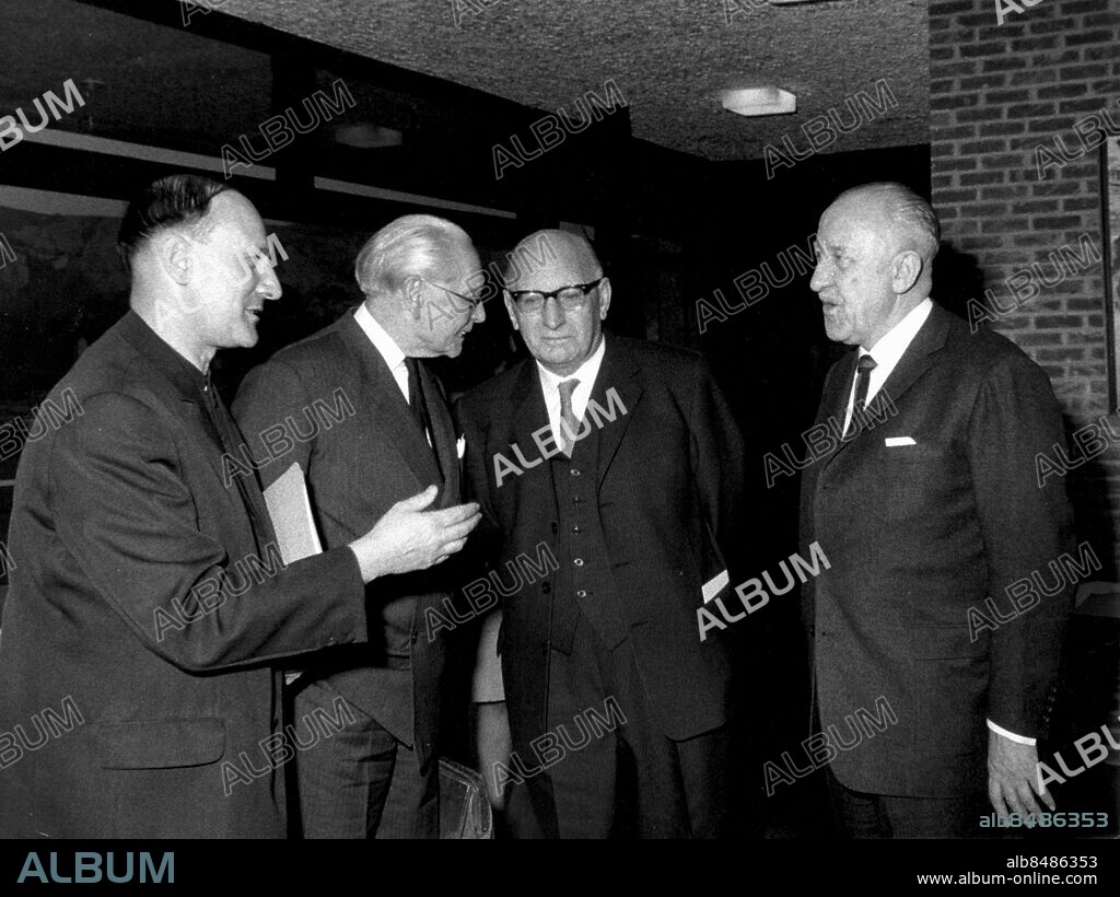 Orig. bildtext... A TIHANGE LEZ HUY, DIX PRIX NOBEL FONDENT L'ASSOCIATION DES AMIS DES UNIVERSITES DE PAIX A Tihange lez Huy, le Rd Père Pire, Prix Nobel de la Paix, entouré de nombreux amis a fondé, au cours d'une séance solenelle, a fondé une association intitulée Les Amis des Universités de Paix. Voici le R.P. Dominique Pire - Rt Hon. Philip Noël - Baker - le Prof. Corneille Heymans - Mr Halldor Laxness Tous Prix Nobel de la Paix. Anm. G Pire: Nobels fredspris 1958 P J Noel-Baker: Nobels fredpris 1959 C Heymans: Nobelpriset i fysiologi eller medicin 1938 H Laxness: Nobelpriset i litteratur 1955 persons: GEORGES PIRE;CORNEILLE JEAN FRANCOIS HEYMANS;HALLDÓR KILJAN LAXNESS;PHILIP J NOEL-BAKER sites: BELGIEN;ISLAND*;STORBRITANNIEN*.