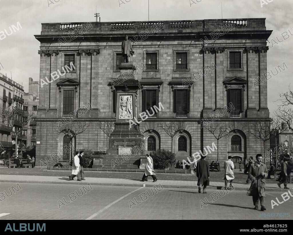 Barcelona. Plaza de Antonio López, empresario y banquero español, marqués de Comillas, y edificio de la Lonja. Años 1950.