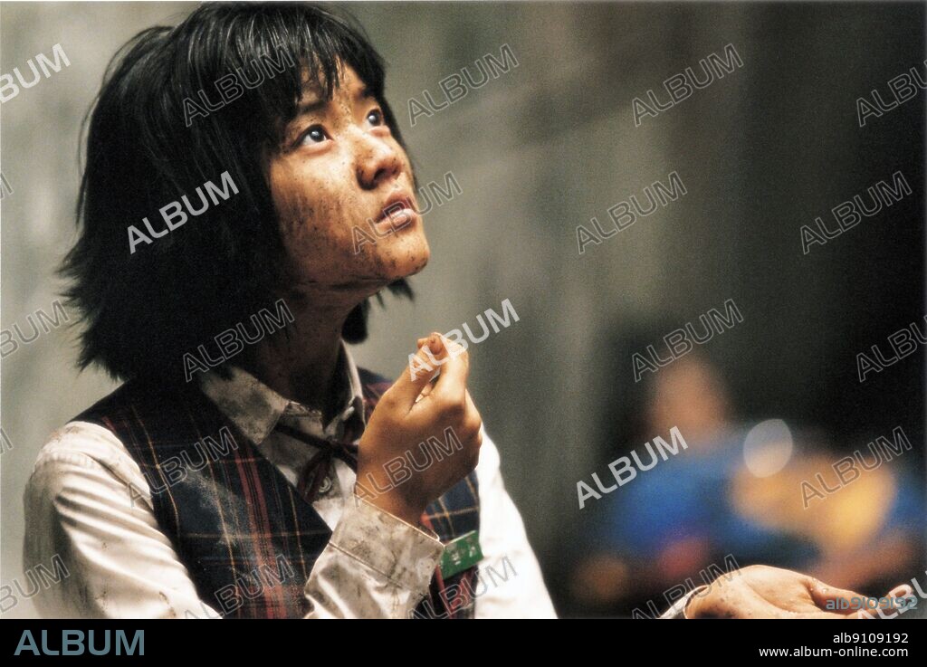 KO ASUNG in THE HOST, 2006 (GWOEMUL), directed by BONG JOON HO. Copyright CHEONGEORAM.