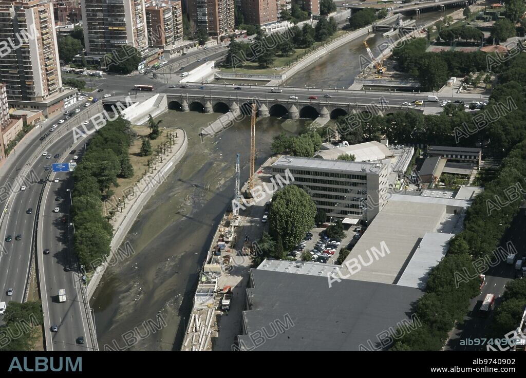 03/06/2005. Madrid. Vistas aéreas de la ciudad. En la imagen: La M-30, el río Manzanares y el Paseo de Extremadura. Foto: Chema Barroso. ARCHDC.