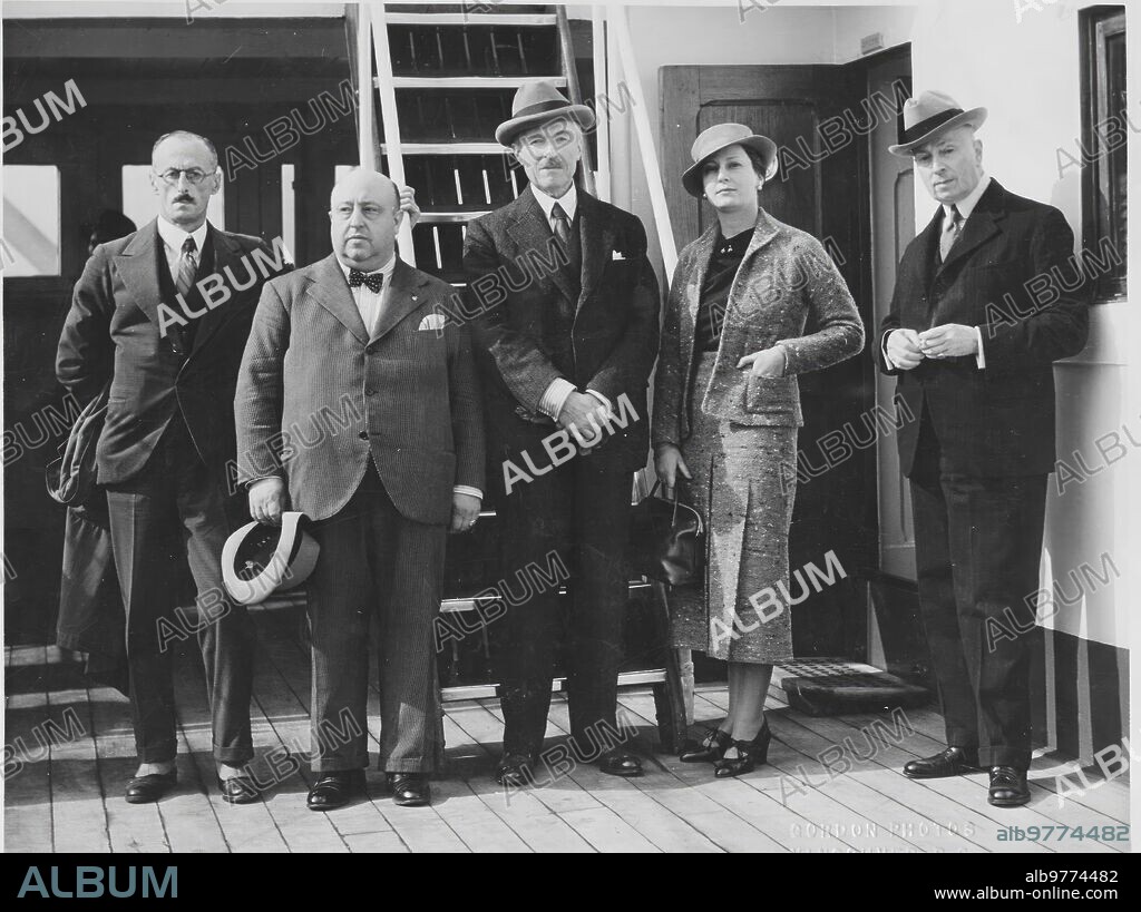 1934. Miembros de la delegación española en el congreso de la Cruz Roja Internacional, a bordo del trasatlantico "Empress of Russia" mientras navega hacia el Japón para asistir a las sesiones en Tokio. De izquierda a derecha: Philip F. Bernard, vicecónsul español en Vancouver, el Dr. R. Muñoz Carbonero, el Marqués de Casa Valdés, la condesa de Yebes y el general Guillermo Summers.