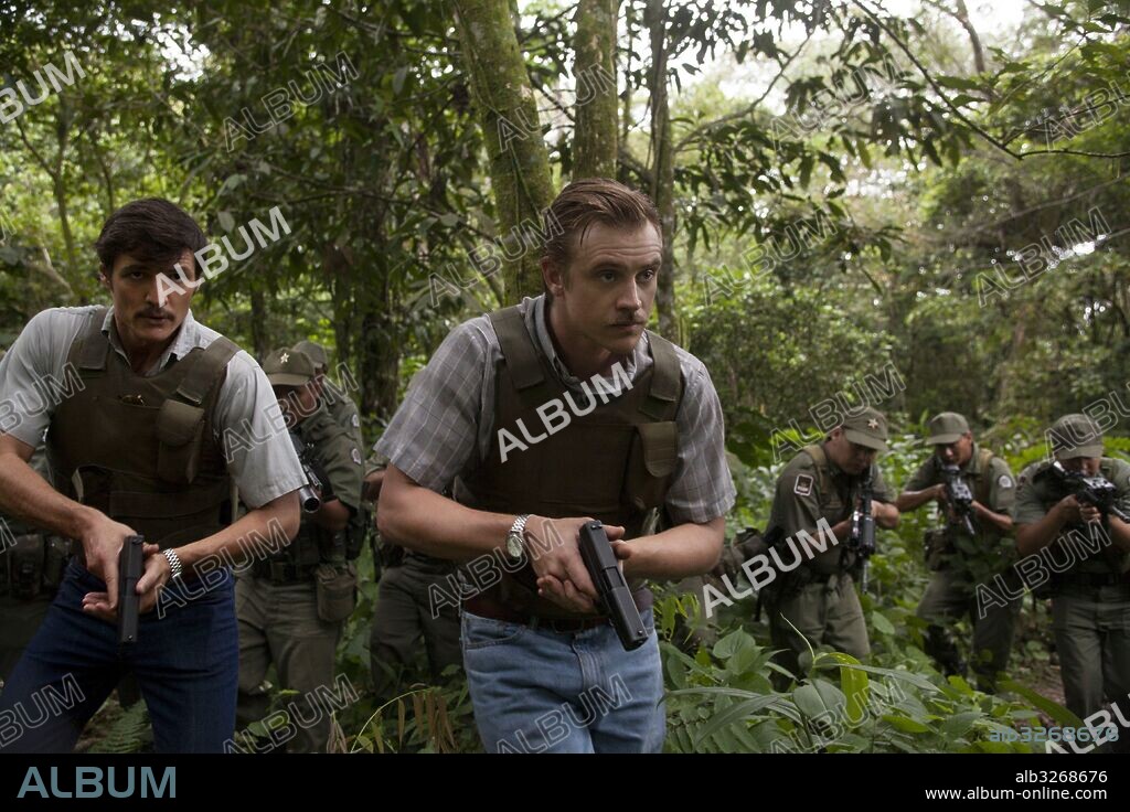 BOYD HOLBROOK and PEDRO PASCAL in NARCOS, 2015, directed by ANDRES BAIZ, FERNANDO COIMBRA, GUILLERMO NAVARRO and JOSE PADILHA. Copyright NETFLIX.