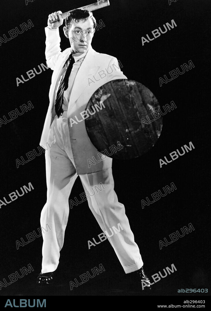 SIR ALEC GUINNESS. ALEC GUINNESS en EL HOMBRE VESTIDO DE BLANCO (THE MAN IN THE WHITE SUIT, 1951), dirigida por ALEXANDER MACKENDRICK. Copyright EALING STUDIOS.