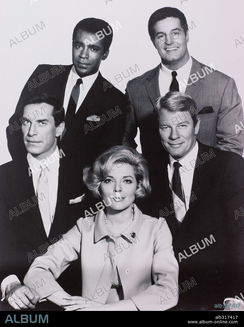BARBARA BAIN, GREG MORRIS, MARTIN LANDAU, PETER GRAVES and PETER LUPUS in MISSION IMPOSSIBLE, 1966, directed by LEE H. KATZIN, LESLIE H. MARTINSON and REZA S. BADIYI. Copyright DESILU PRODUCTIONS/PARAMOUNT TV.
