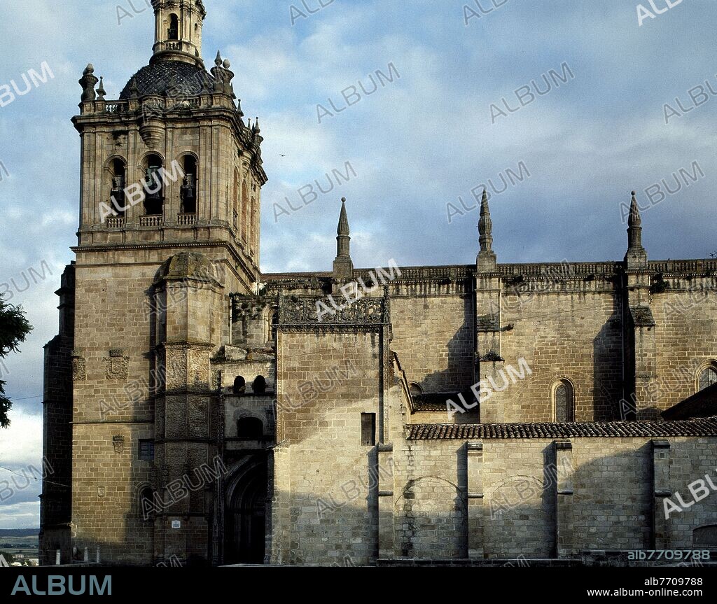 1506) MARTIN SOLORZANO (S. XV –?. FACHADA NORTE DE LA CATEDRAL DE CORIA CON PORTADA TARDOGOTICA DEL SIGLO XVI Y TORRE DEL SIGLO XVIII DISEÑADA POR MANUEL LARA CHURRIGUERA.
