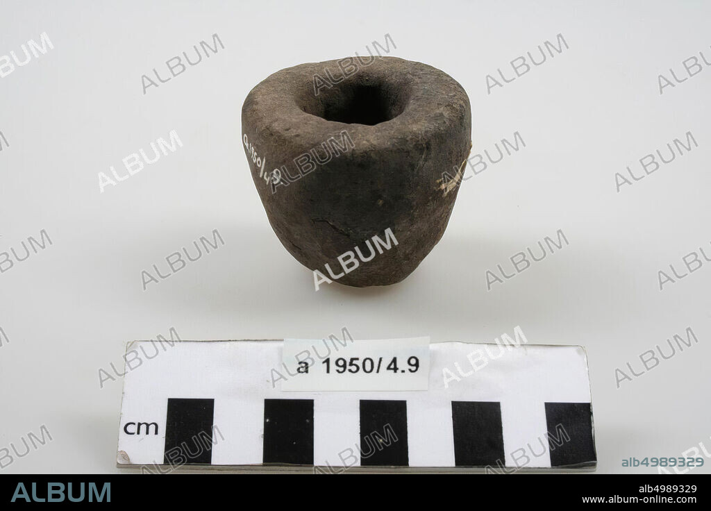 Very thick-walled pot of gray, hand-formed earthenware. Old no. 148. Remains of a sticker on the wall, pottery, earthenware (hand molded), h: 5.3 cm, diam: 5.6 cm, roman, Netherlands, Friesland, unknown, unknown.