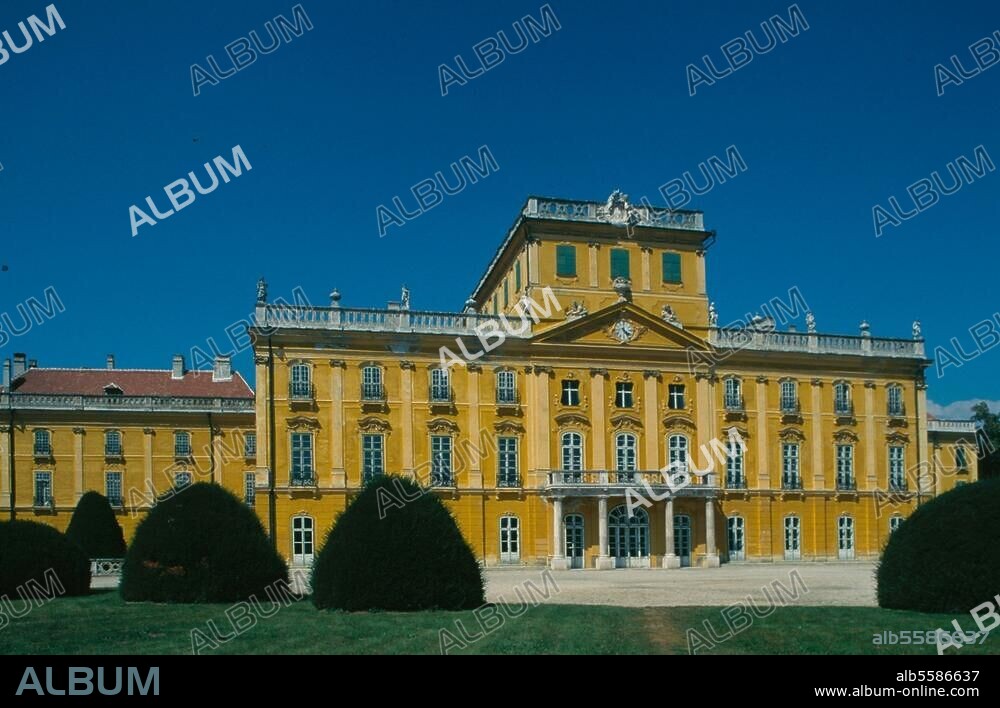 Fertöd (früher Eszterhaza / Ungarn), Schloß Esterhazy. (1764-66 unter Fürst Nikolaus Esterhazy erbaut). Ansicht der Gartenfront. Foto, 1997.