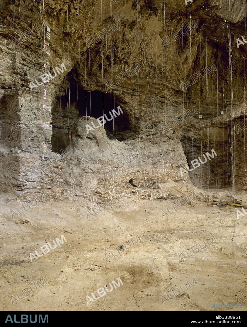 Prehistoria. Paleolítico. Yacimiento del"Abric Romaní" (Abrigo Romaní). Con una antigüedad cronológica de 70.000 a 40.000 años, presenta una secuencia estratigráfica de 20 m., a lo largo de la cual se han constatado diversos niveles de ocupación paleolítica (paleolítico medio y superior). Aspecto de las excavaciones en noviembre de 1997. Capellades. Provincia de Barcelona. Comarca de l'Anoia. Cataluña.