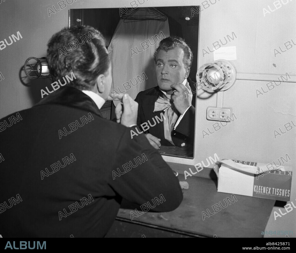 NEW YORK 1957-10-01. Operasångaren och tenoren Nicolai Gedda är sminkad inför sin roll som Faust i operan med samma namn på Metropolitanoperan.. Foto: TT Historical / kod 1900.