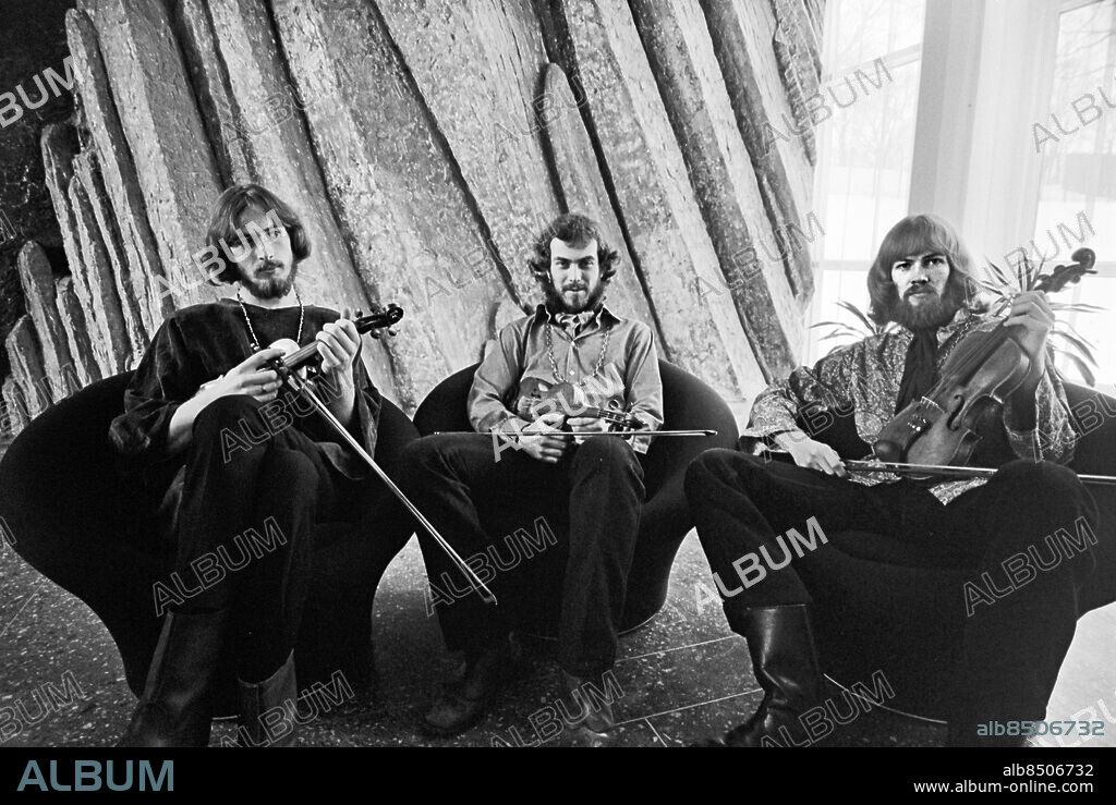 1969-12-15.. Medlemmarna i Skäggmanslaget, spelmanstrio från Delsbo i Hälsingland. Här ses Petter Logård, Thore Härdelin och Wilhelm Grindsäter.. Foto: Bo-Aje Mellin / RiR / SVT / Kod: 5600. RiR 19711 sv/v neg . Trio Fioler Skägg.