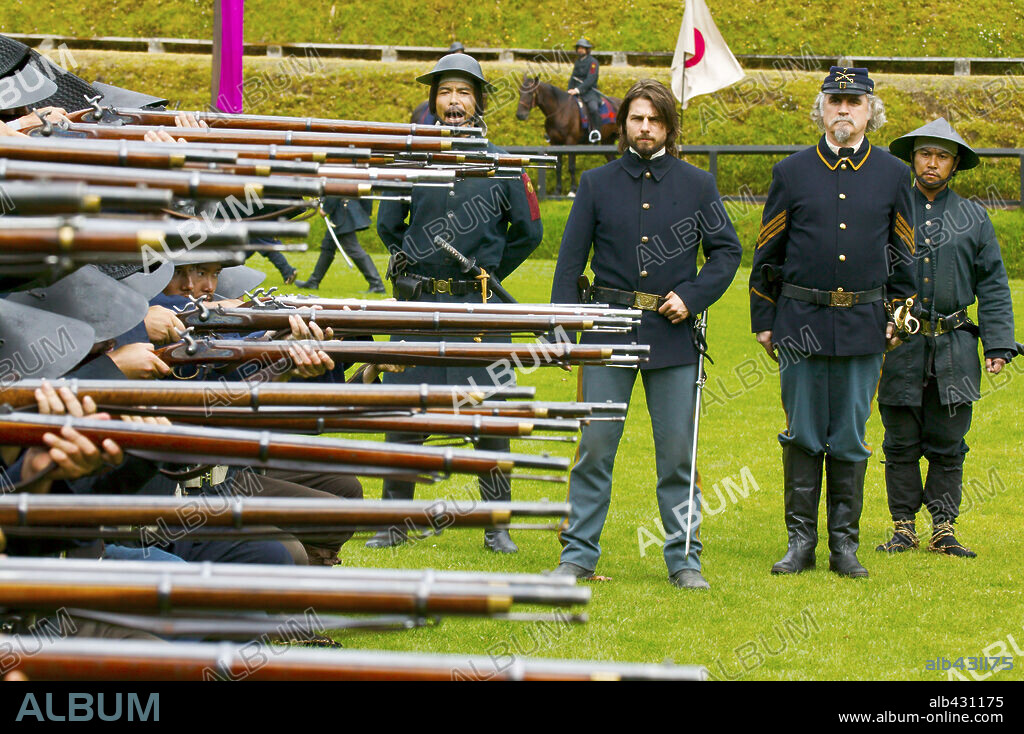 BILLY CONNOLLY and TOM CRUISE in THE LAST SAMURAI, 2003, directed by EDWARD ZWICK. Copyright WARNER BROS.