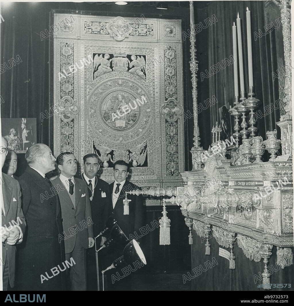 Madrid, 02/01/1961. Exhibition for the temple of Our Father Jesus of the Great Power. The Minister of Housing José María Martínez Sánchez Arjona, inaugurating an exhibition at the Circulo de Bellas Artes, by the Sevillian Brotherhood of Jesús del Gran Poder, to raise funds for the construction of a temple in the Andalusian capital to house the image.