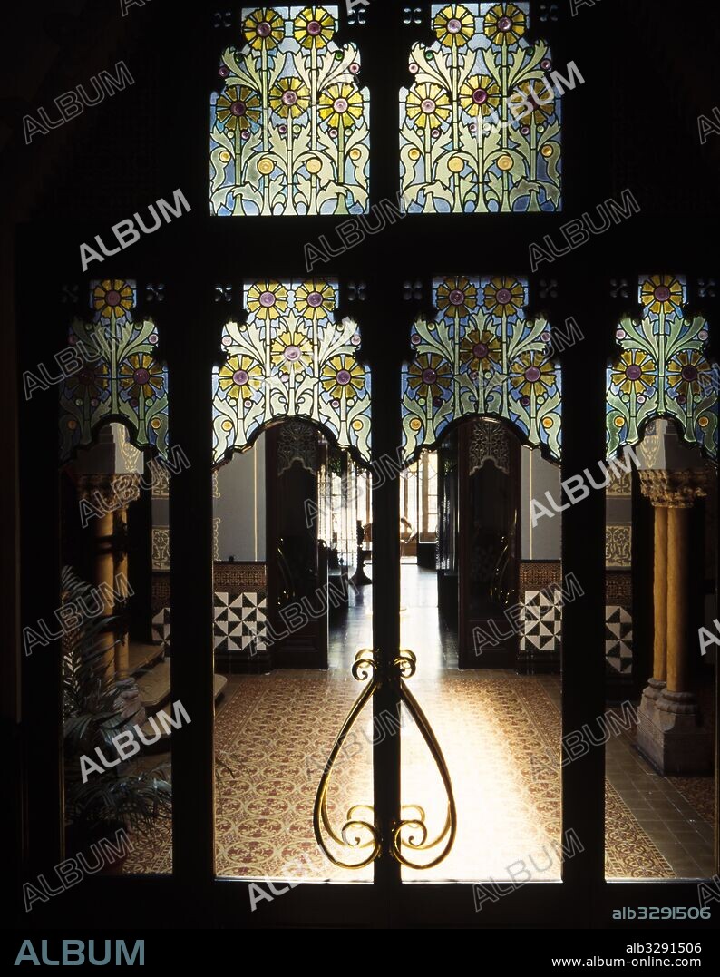 JOSEP PUIG I CADAFALCH. Casa Coll i Regàs, 1898. Puerta con vidriera. Decoración floral. Mataró.