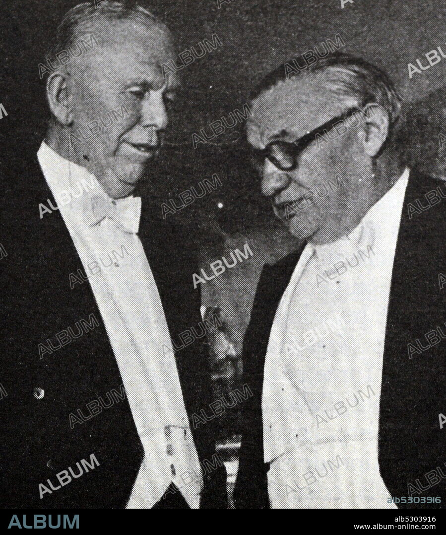 Black and white photograph of US General George Marshall (1880-1959), author of the Marshall Plan, speaking with British Foreign Minister Ernest Bevin (1881-1951). Both men are in formal dinner attire.