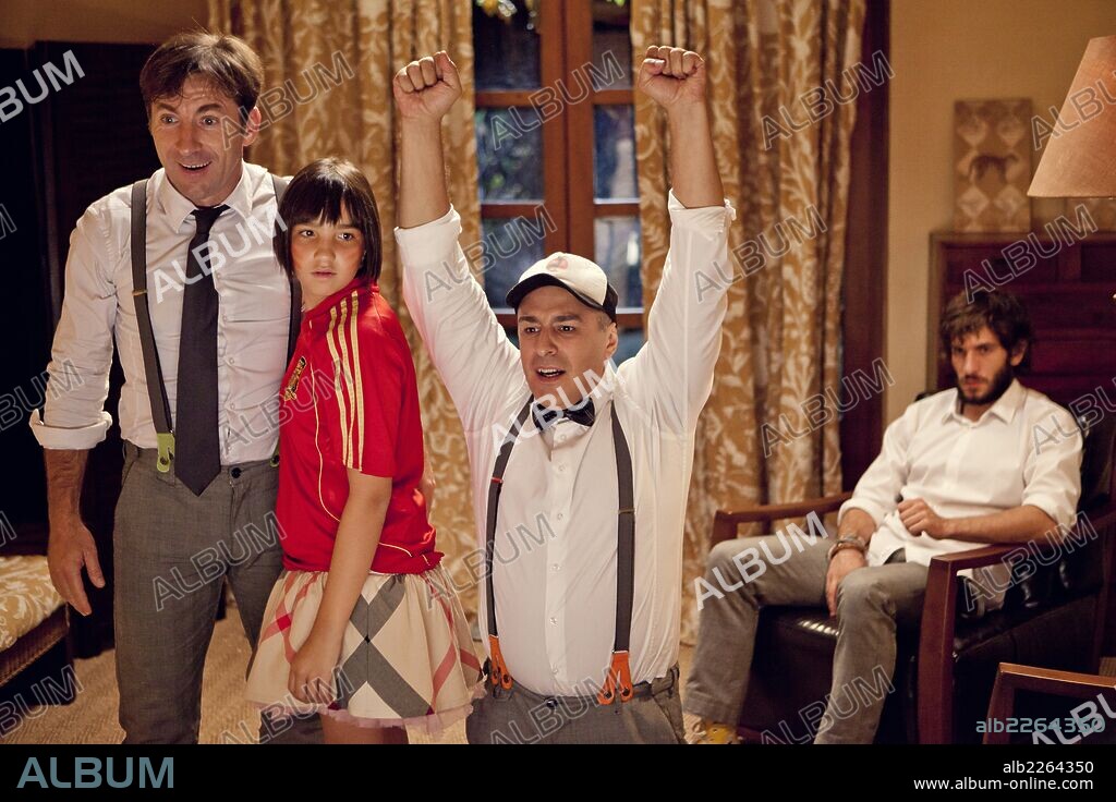 ANTONIO DE LA TORRE, QUIM GUTIERREZ, ROBERTO ALAMO y SANDY GILBERTE en LA GRAN FAMILIA ESPAÑOLA, 2013, dirigida por DANIEL SANCHEZ AREVALO. Copyright ATIPICA FILMS/MOD PRODUCCINES/ANTENA 3 FILMS.