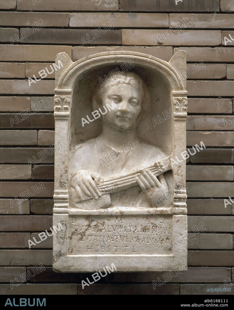 ESTELA FUNERARIA ROMANA DE LUTATIA LUPATA -TAÑEDORA DE LAUD - 1ER TERCIO DEL SIGLO II DC.