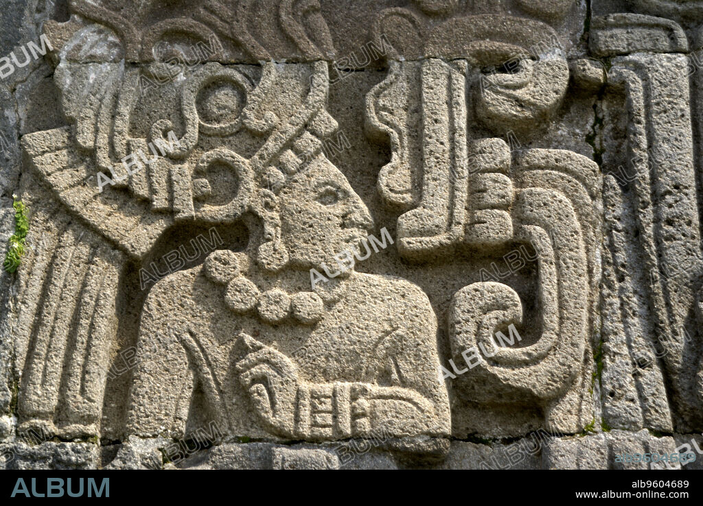 Bajorrelieves en la piramide de la serpiente enplumada(piramide de Quetzalcóatl).Yacimiento de Xochicalco. Estado de Morelos.Mexico.