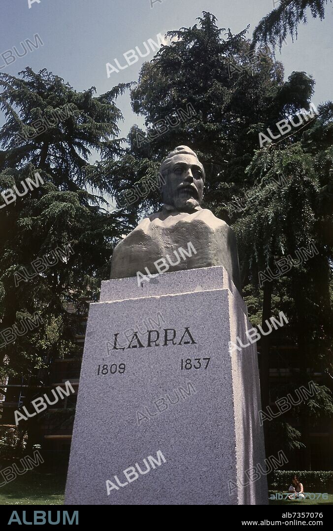 MONUMENTO A MARIANO JOSE DE LARRA EN LA CALLE BAILEN.