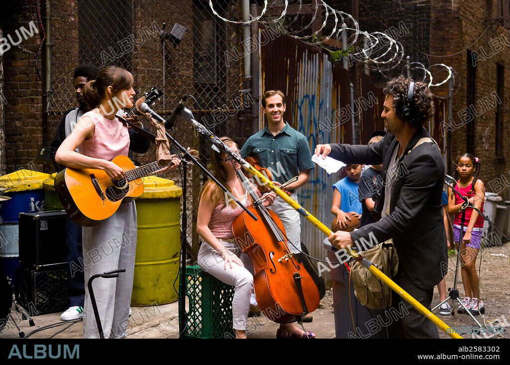 KEIRA KNIGHTLEY et MARK RUFFALO dans BEGIN AGAIN, 2013, réalisé par JOHN CARNEY. Copyright EXCLUSIVE MEDIA GROUP.