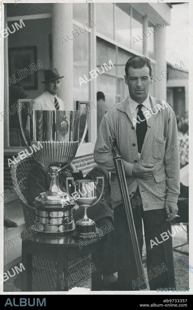Vichy (France), 1953. Carlos Alfonso Mitjans Fitz James Stuart, 22nd Count of Teba, after becoming world champion in pigeon shooting, with thirty-four birds shot out of thirty-five. Wear the jacket to which he gave his name, the most international Spanish garment.