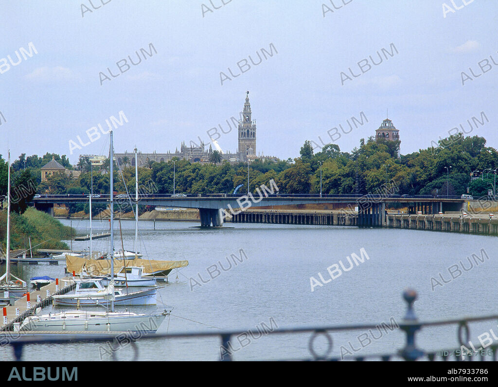 PUENTE DEL GENERALISIMO,BARCOS EN GUADALQUIVIR Y GIRALDA AL FONDO.