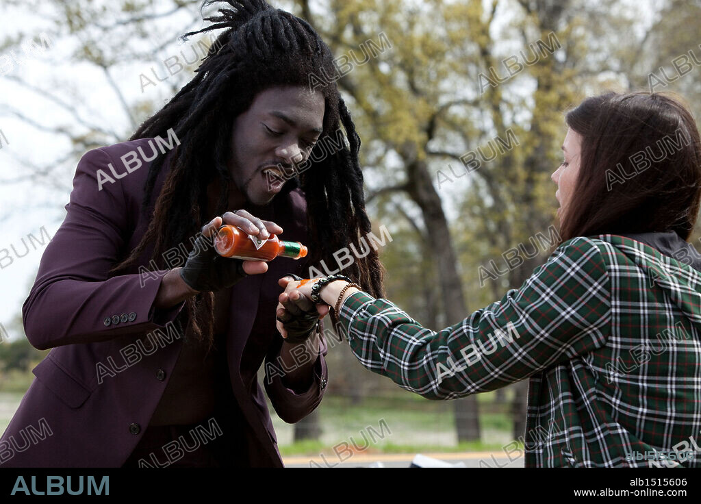 B. J. BRITT y JENN PROSKE en HINCAME EL DIENTE [VAMPIRES SUCK], 2010 (VAMPIRES SUCK), dirigida por AARON SELTZER y JASON FRIEDBERG. Copyright REGENCY ENTERPRISES.