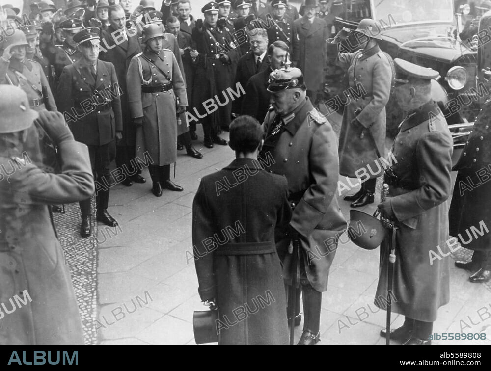 Berlin, 25. Februar 1934. "Heldengedenktag". Gedenkstunde in der Staatsoper unter den Linden. - Reichspräsident Paul von Hindenburg trifft vor der Staatsoper ein und begrüßt Joseph Goebbels; hinter Hindenburg Reichskanzler Adolf Hitler und Staatssekretär Otto Meißner. Foto.