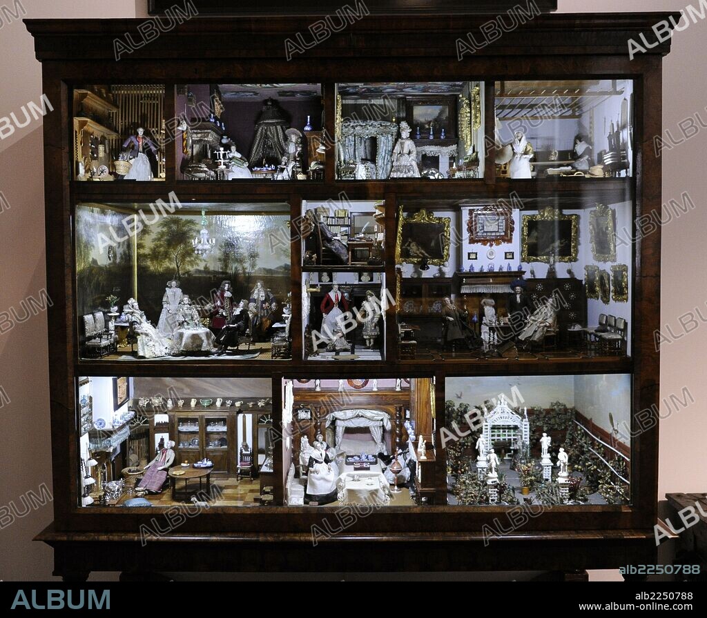 HISTORIA DEL JUGUETE. XVII. BARROCO. CASA DE MUÑECAS (1670-1690). Edad Moderna. Materiales: Roble, nogal, incrustaciones madera de olivo, madera de rosal. Autor anónimo. Amsterdam?. Centraal Museum. Utrecht. Países Bajos.