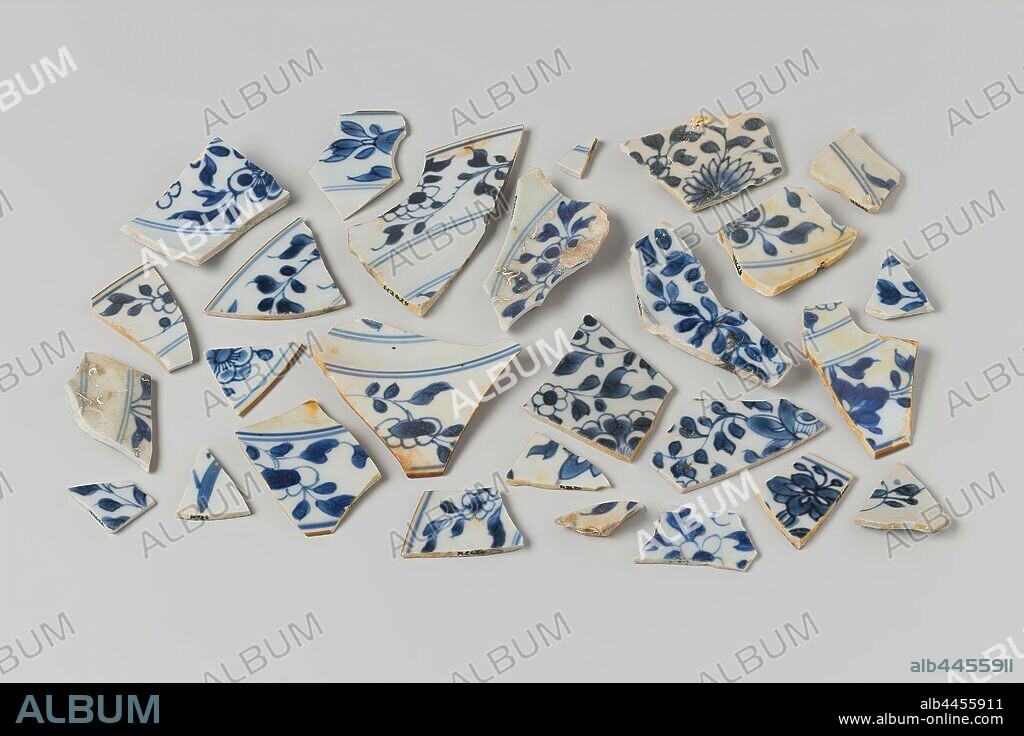 Shards of plates from the wreck of the East Indies ship Hollandia, Porcelain, plate, type 3, fragm: fragm or base, fragm or rim, Annet, Dutch East India Company, Hollandia (ship), anonymous, Netherlands, 1700 - in or before 13-Aug-1743, porcelain (material), h 5.7 cm Ã— w 6.3 cm Ã— d 0.6 cm Ã— h 0.8 cm Ã— w 1.5 cm Ã— d 0.4 cm.