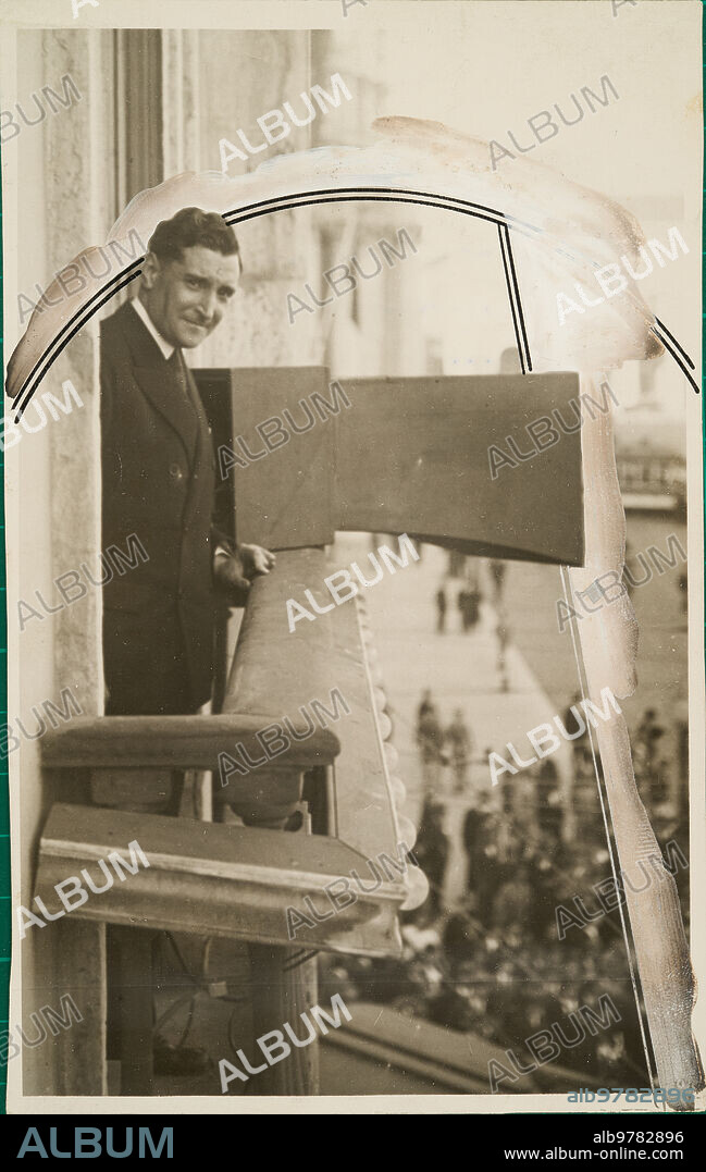 Lisboa (Portugal), 29/06/1932. Antonio Oliveira Salazar ministro de Hacienda, agradece desde el balcón de la Presidencia del Consejo de Ministros el apoyo al público asistente.