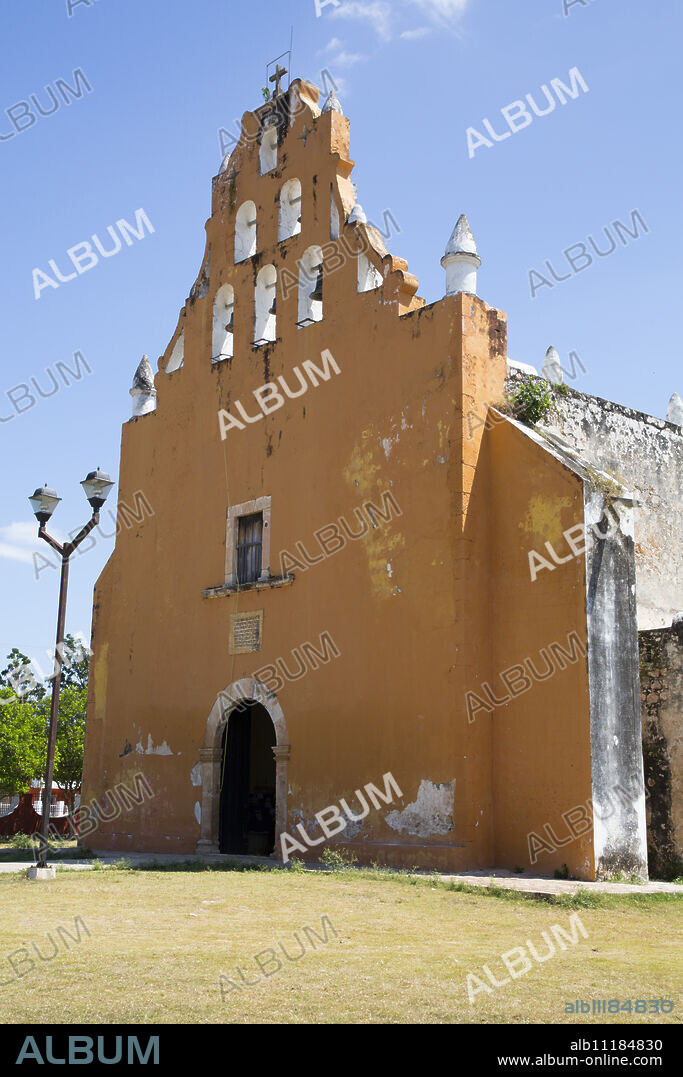 Church of Santiago Apostol, founded in 17th century, Dzan, Yucatan, Mexico, North America.