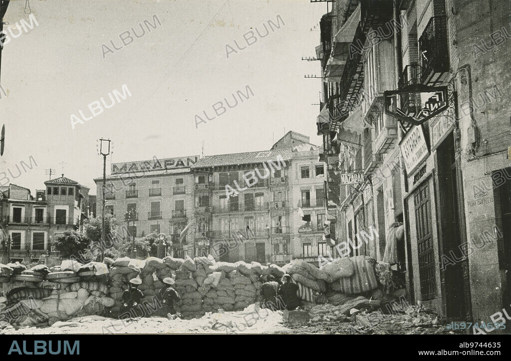 Agosto 1936. Toledo (España). Guerra Civil Española. Milicianos republicanos haciendo fuego desde una barricada contra la academia de Infantería.