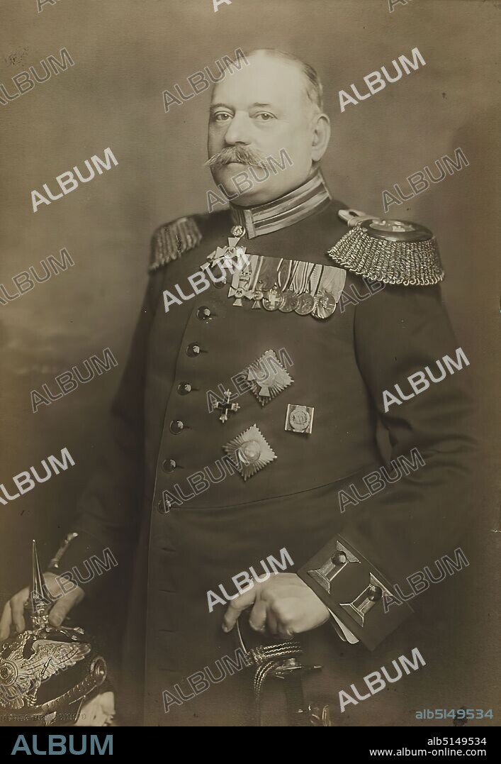 Nicola Perscheid, Mr. von Schjerning, Staatliche Landesbildstelle Hamburg, collection on the history of photography, paper, pigment print, image size: height: 22.90 cm; width: 15.80 cm, dry stamp: recto and left. : NICOLA PERSCHEID, stamp: verso on the box: portrait photography, studio/studio photography, half-length portrait, half profile (three-quarter view), uniforms (military), Otto von Schjerning.