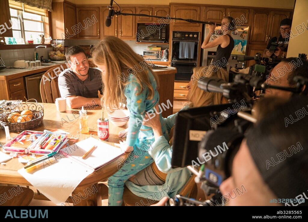 KATE HUDSON, MARK WAHLBERG and STELLA ALLEN in DEEPWATER HORIZON, 2016, directed by PETER BERG. Copyright DI BONVENTURA PICTURES/IMAGENATION ABU DHABI FZ/LIONSGATE.
