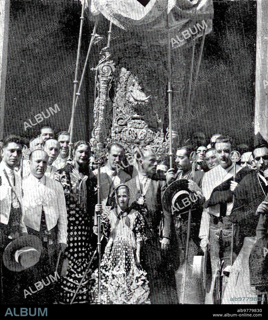 Salida del simpecado de la hermandad del rocío de Triana bajo Palio, de la iglesia de san Jacinto. Año 1939. Tras finalizar la Guerra Civil, Volvió A Celebrarse la romería del Rocío. El simpecado Es el Actual, que se Estrenó en el año 1936, obra de Esperanza Elena caro Siguiendo un diseño de Gómez Millán, con escultura de la Virgen del rocío debida A castillo Lastrucci. El hermano Mayor, al que se ve en el centro con su medalla Acreditativa, Es Carlos Astolfi. La Pequeña que Está junto A Él, con una Vara, Es su Hija rocío Astolfi. --foto Serrano -Publicada el 26 de mayo de 1939, en la portada de Abc de Sevilla.