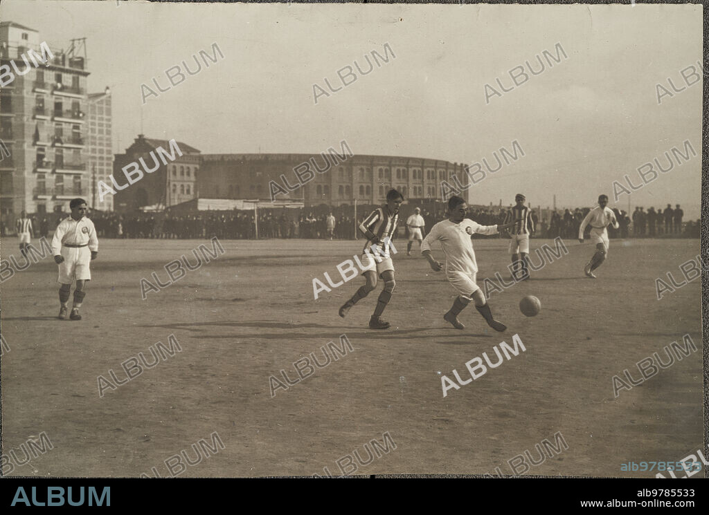 Madrid, 29/01/1911. Partido de la II Copa Rodríguez Azuaga disputado en el Campo de O'donnell entre el Madrid F.C. y la Real Sociedad Gimnástica Española, en el que ganaron los blancos. En la imagen, Manolo Prast, el gran malabarista del balón, acosado por Sócrates Quintana. Al fondo, José Manuel Kindelán, a la izquierda Chulilla.