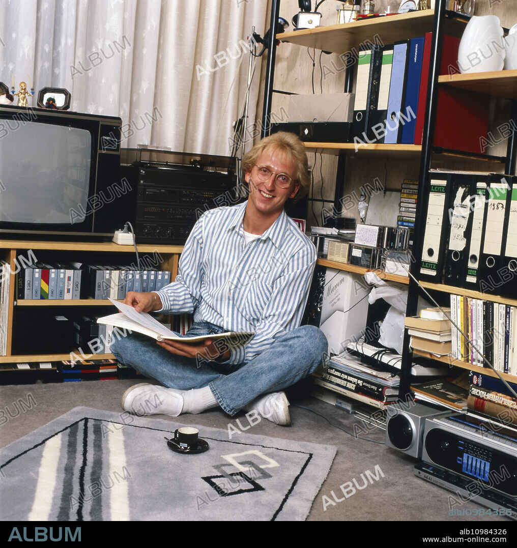 The German actor and singer Frank Schröder poses in the late 1980s during a home story with a screenplay from the successful series '' Schwarzwaldklinik ''.