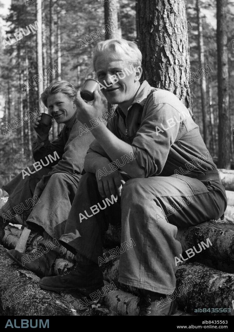 ARKIV 19470919.. Två skogshuggare har kafferast.. Foto: SVT Bild / Kod: 5600. AB Text & Bilder. Mapp: Skogsbruk, Sverige. Skogsarbete och skogsarbetare.. 1664 A2.