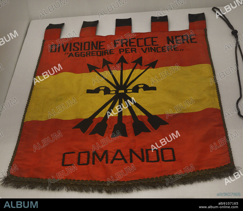 Guerra Civil Española (1936-1939). Lábaro del mando de la División de Flechas Negras, 1938. Seda, algodón e hilo metálico. Museo del Ejército. Toledo, España.