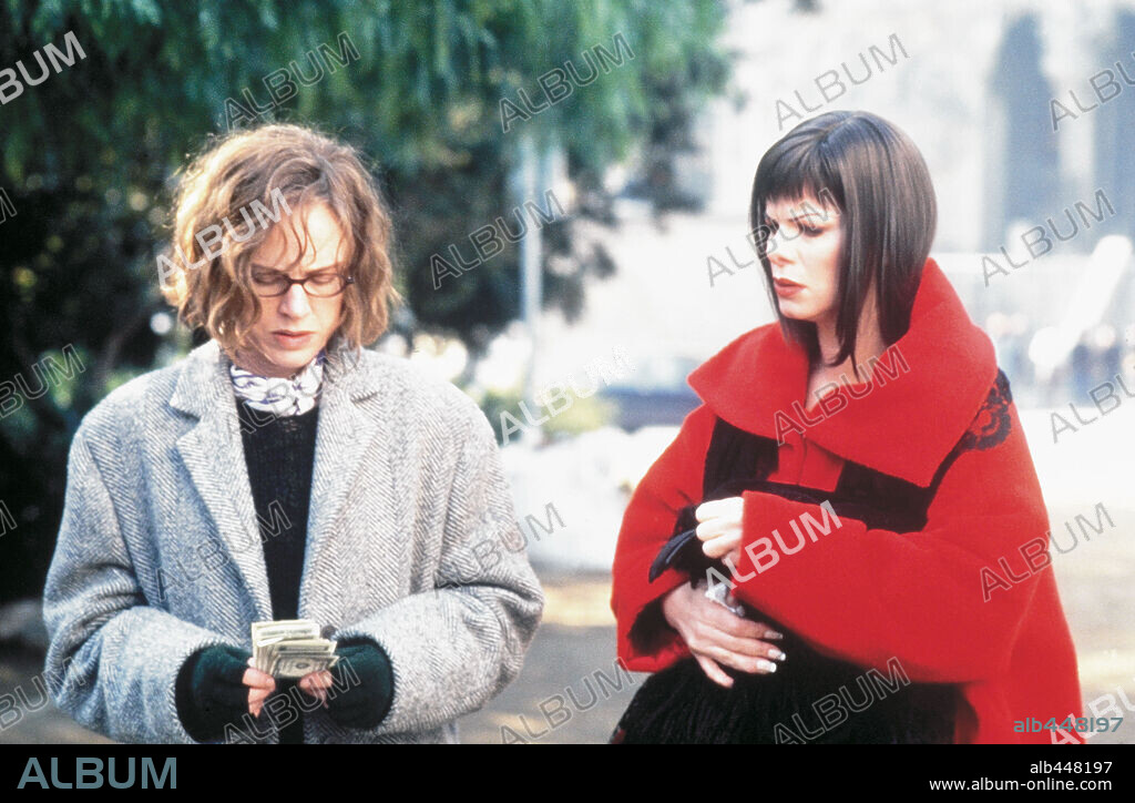 JUDY DAVIS and MARCIA GAY HARDEN in GAUDI AFTERNOON, 2001, directed by SUSAN SEIDELMAN. Copyright LOLAFILMS.