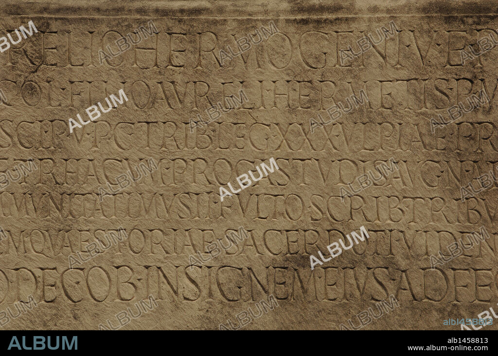 INSCRIPCION romana en la CASA DEL TRICLINI, sede del gremio de los constructores, erigida en el siglo II. OSTIA ANTICA. Cercanías de Roma. Lazio. Italia.