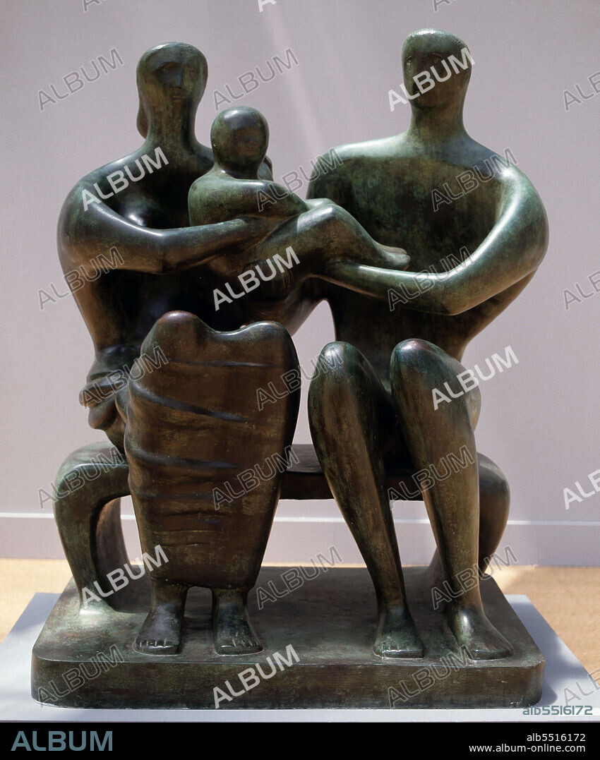 HENRY MOORE. MOORE , HENRY. ESCULTOR INGLES . 1898 - . " GRUPO FAMILIAR " , BRONCE 1949-1949. PATRONATO TATE GALLERY . LONDRES. ATENCION: AUTOR CONTEMPORANEO SUJETO A COPYRIGHT ©. EL CLIENTE FINAL ES RESPONSABLE DE LA GESTION DE LOS DERECHOS DE AUTOR CON LAS SOCIEDADES EXISTENTES DE GESTION DE DERECHOS O DIRECTAMENTE CON LOS ORGANISMOS TITULARES DE LOS MISMOS.