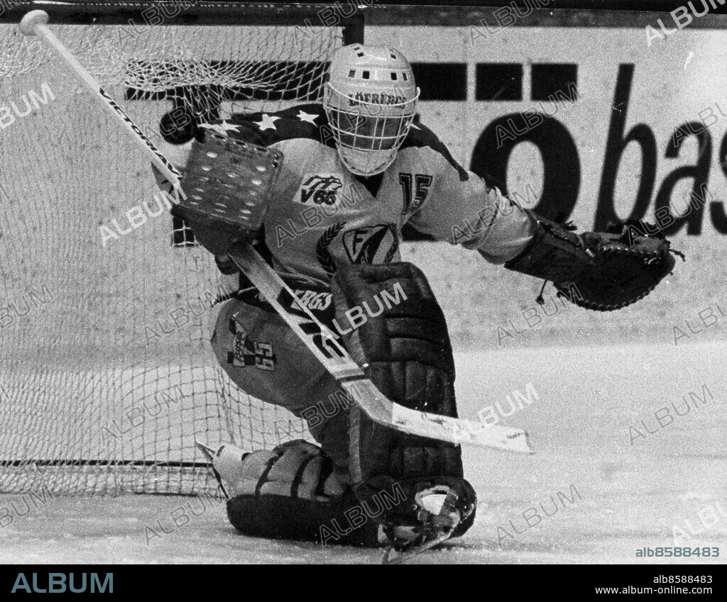 ARKIV - 1981 Den finländske ishockeymålvakten Hannu Lassila i räddar pucken med klubbhandsken för Färjestad vid en av SM-finalerna mot AIK. Foto: Jan Dusing Kod: 12 COPYRIGHT SCANPIX SWEDEN.