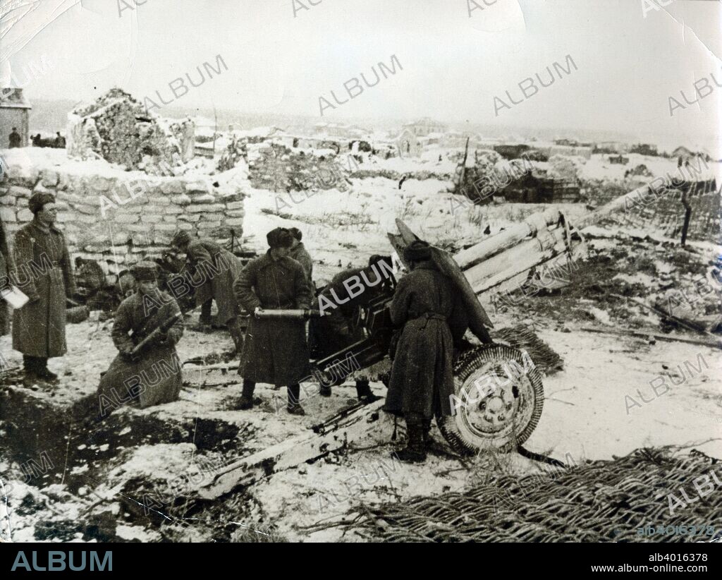 Soviet artillery in action, Battle of Stalingrad.