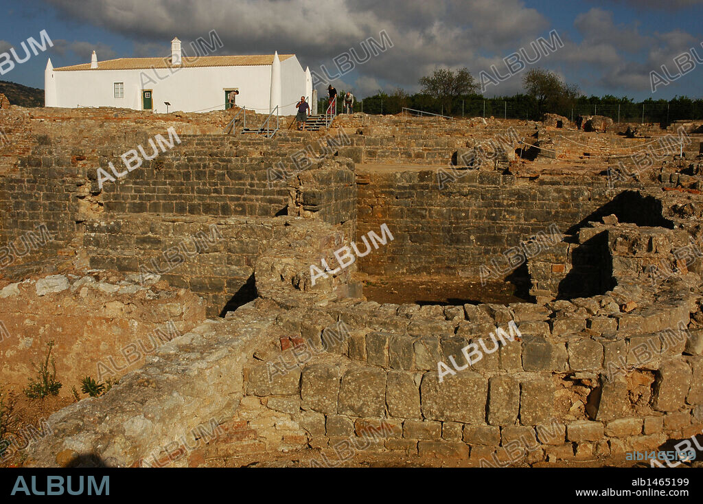 ARTE ROMANO. PORTUGAL. VILLA ROMANA DE MILREU. Explotación agraria del S. I reconvertida en lujosa villa dos siglos después. Conocida como Ossonoba por los romanos entre los S. III al VI. En primer plano, las Termas. Detrás, una casa del S. XVI. Estoi, alrededores de Faro. El Algarve.